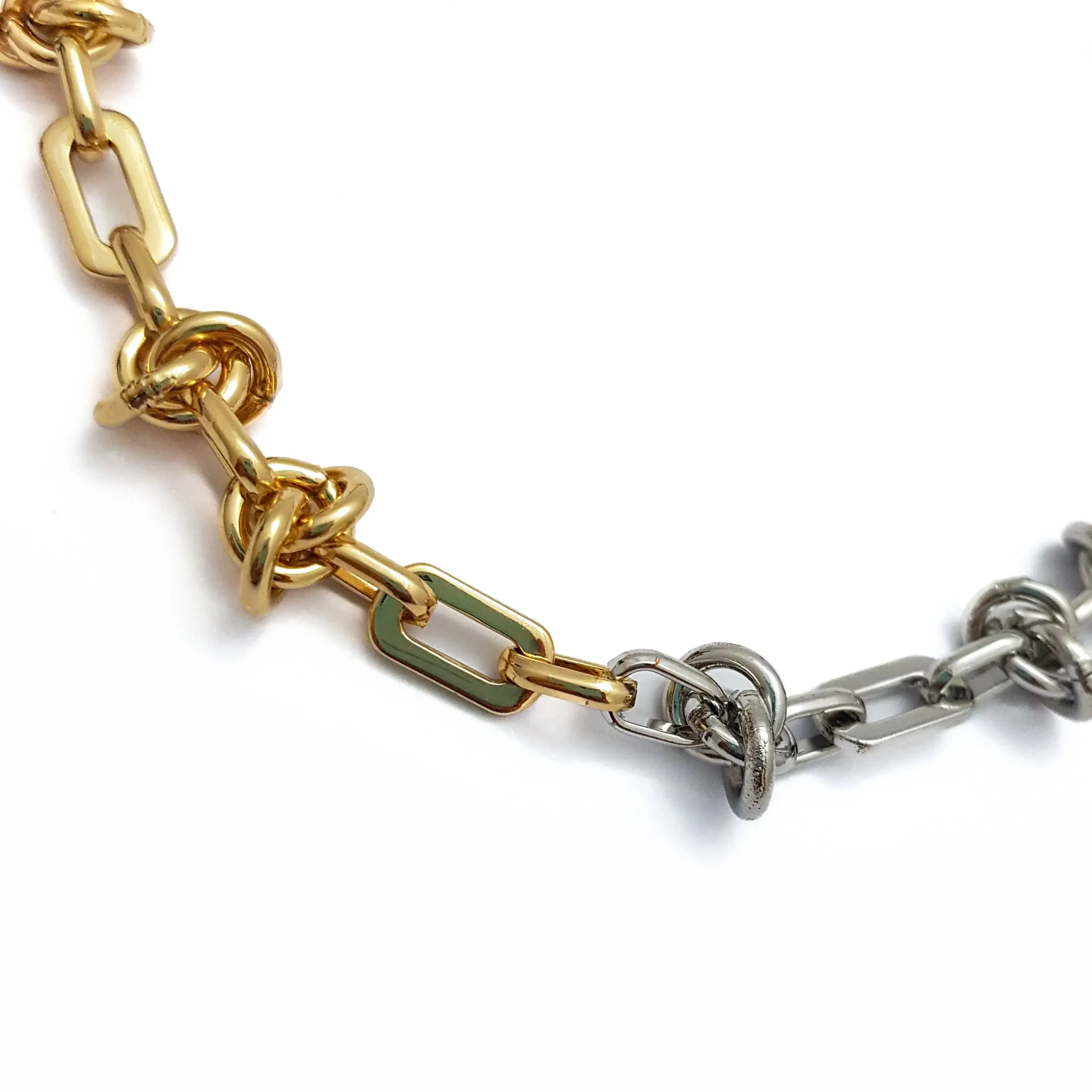 Colar dourado com corrente larga e banho em ouro 18k