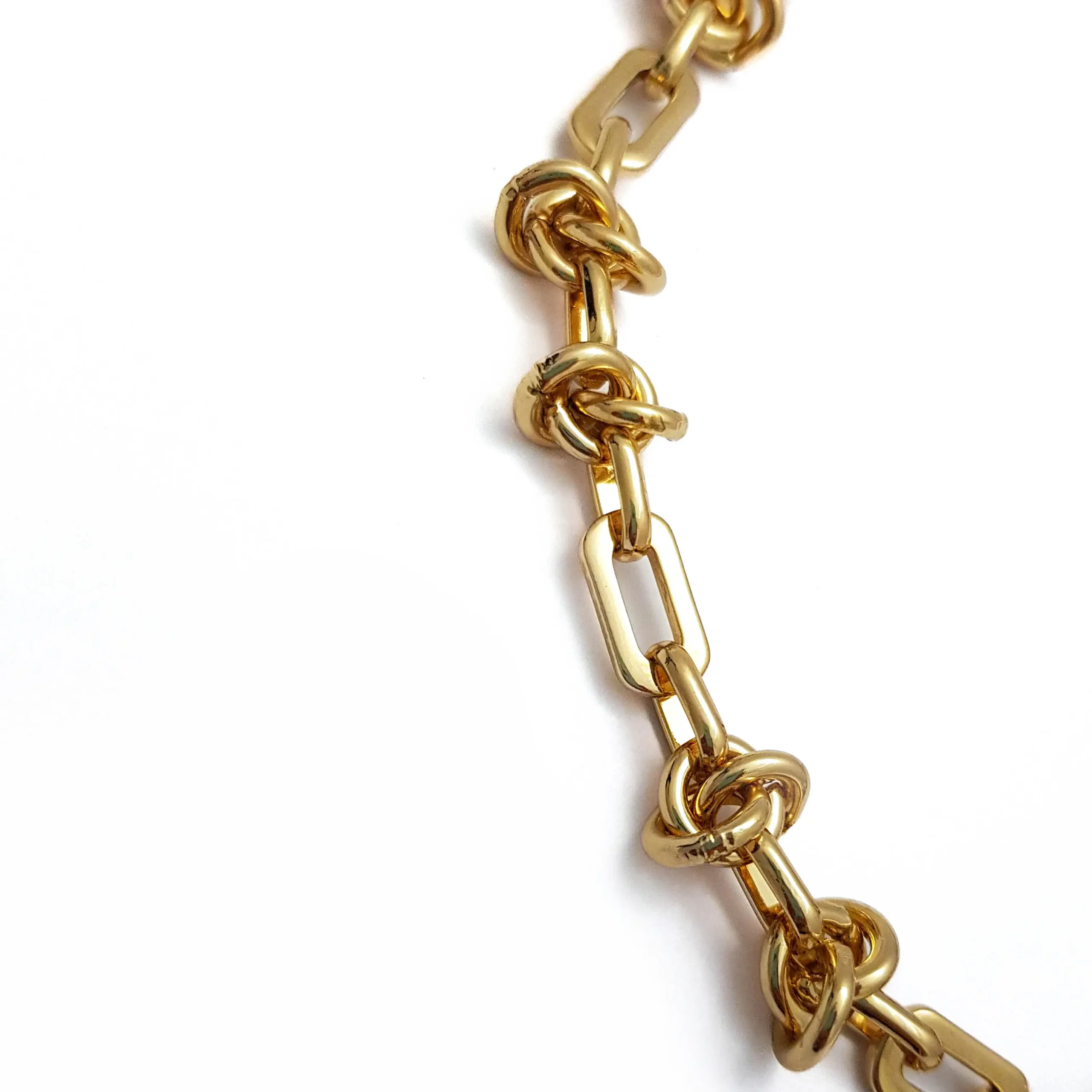 Colar dourado com corrente larga e banho em ouro 18k