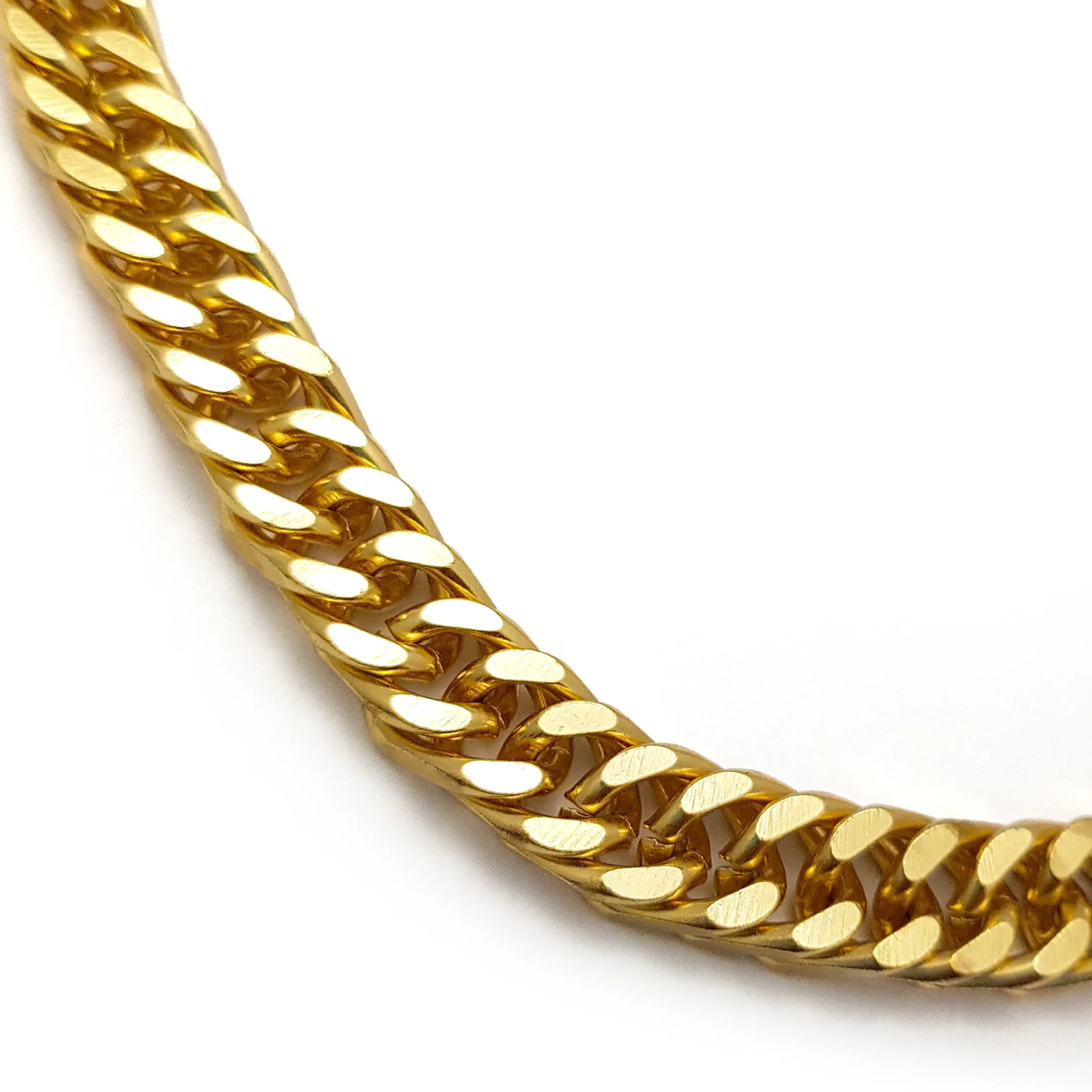 Corrente dourada feminina com banho em ouro 18k e corrente larga da Alika Semijoias