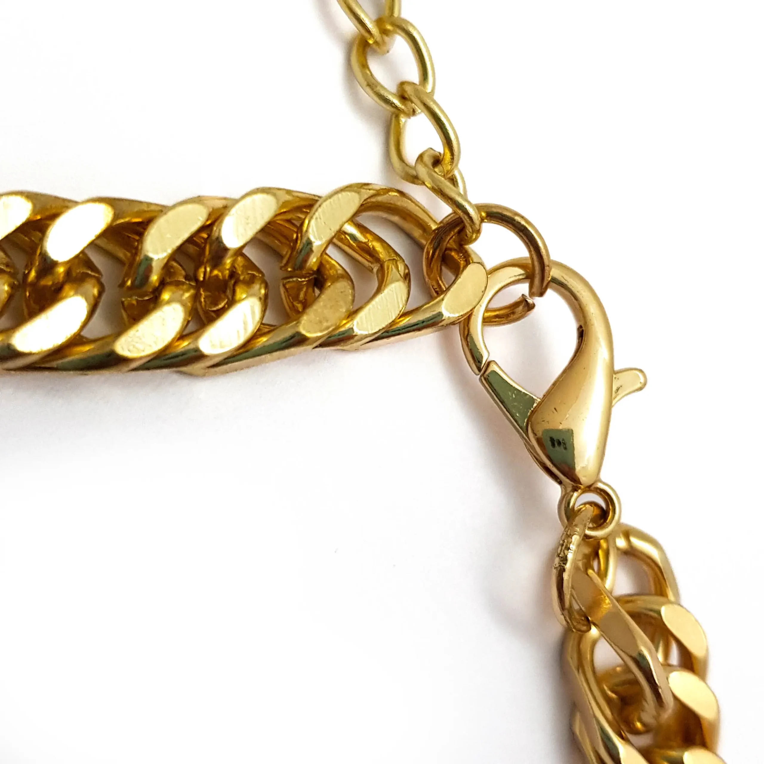 Corrente dourada feminina com banho em ouro 18k e corrente larga da Alika Semijoias
