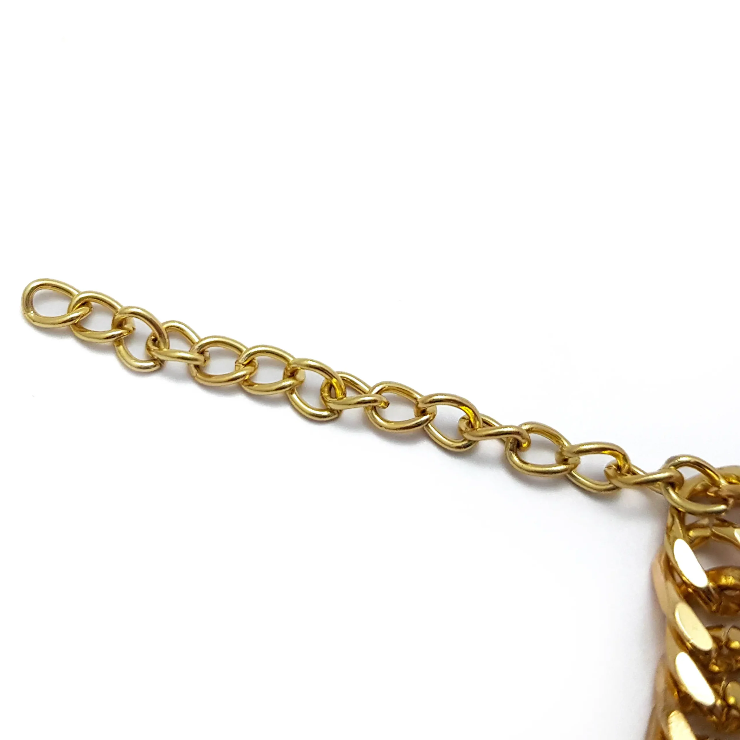 Corrente dourada feminina com banho em ouro 18k e corrente larga da Alika Semijoias